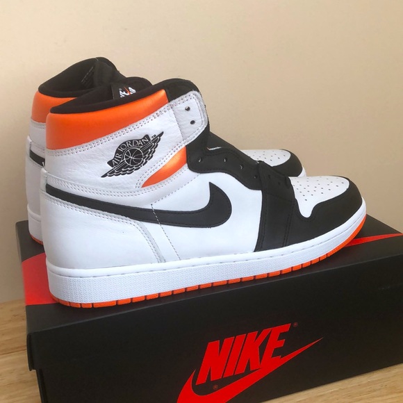 NIKE AIR JORDAN 1 RETRO HIGH OG SNEAKERS - Picture 4 of 12